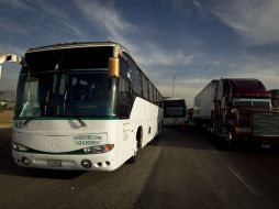 En esta ocasión avanzan a marcha lenta con 35 vehículos sólo por el carril lateral. ARCHIVO /