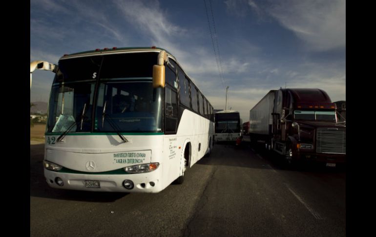 En esta ocasión avanzan a marcha lenta con 35 vehículos sólo por el carril lateral. ARCHIVO /