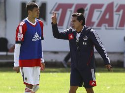 Enríquez recibe instrucciones de Galidno en la práctica de Chivas. MEXSPORT /