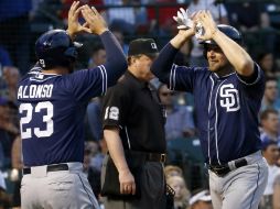 Alonso (i) encabeza el ataque de cuatro anotaciones en la octava entrada para que su equipo ganara el juego. AP /