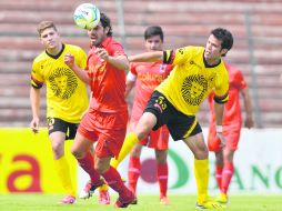 Partido movido. El mediocampista de Leones, Diego Campos (derecha) le trata de cometer falta a Rodrigo Prieto, del Neza. MEXSPORT /
