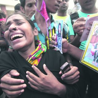 Obreros regresan a trabajar al edificio que se desplomó en Bangladesh