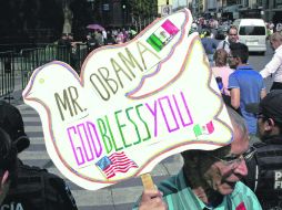 APOYO. Un ciudadano muestra una pancarta de apoyo al presidente estadounidense, quien está de visita oficial en el país. AFP /