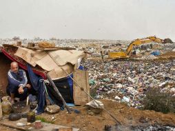 Un hombre permanece en su chabola del vertedero argelino de Uled Fayet. EFE /