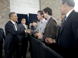 Barack Obama saluda a estudiantes antes de emitir su discurso. AP /