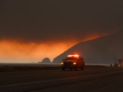 Brigadas de bomberos luchan contra los incendios forestales en California. AFP /