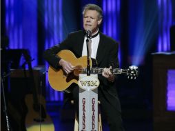 En la ceremonia, Randy interpreta ''Amazing grace''. AP /