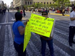 Comerciantes del mercado Libertad bloquean la avenida Alcalde en su cruce con Hidalgo.  /