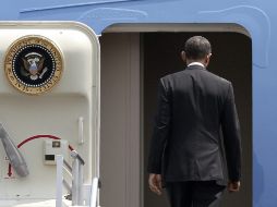 El presidente de EU, Barack Obama, entra al avión presidencial al finalizar su visita de trabajo a México. NTX /