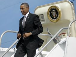 Obama baja del Avión Presidencial en el aeropuerto internacional Juan Santamaría. AP /