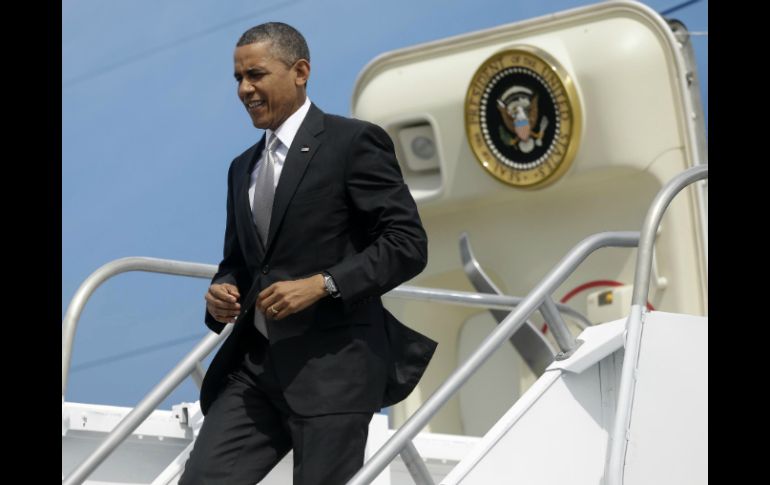 Obama baja del Avión Presidencial en el aeropuerto internacional Juan Santamaría. AP /