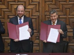 El canciller de Chile, Alfredo Moreno (i), y el canciller de Perú, Rafael Roncagliolo (d) luego de la suscripción de la declaración. EFE /