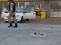 Uno de los detenidos es herido en una pierna en el estacionamiento, donde logran detenerlo.  /