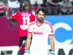 Luis Michel, portero de las Chivas, abatido tras la cuarta anotación del conjunto de Tijuana. MEXSPORT /