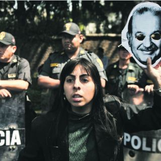 Jóvenes protestan por la presencia de Carlos Slim en Lima