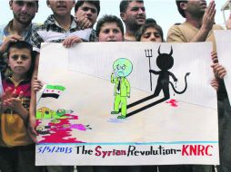 Manifestantes sostienen una pancarta en la que acusan al gobierno de Bashar al Assad de la matanza de civiles en al-Baida. AP /