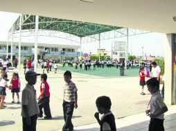 MENORES EN RIESGO. Escolares de la primaria “Guillermo González Camarena”, expuestos al aire libre, ayer en Tlajomulco de Zúñiga. EL INFORMADOR /