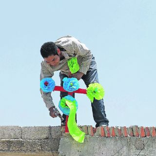 En el Día de la Santa Cruz, ellos sólo trabajan