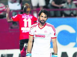 Luis Michel muestra la cara de impotencia ante la cuarto gol de Xolos anotado por Fidel Martínez (atrás). MEXSPORT /