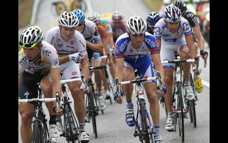 Los ciclistas agradecieron las temperaturas primaverales con una larga serie de ataques en los primeros kilómetros. ARCHIVO /