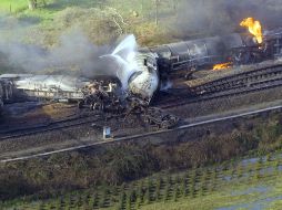 Vista aérea de la zona del accidente, en la imagen se observa como el fuego en el tren se va exitnguiendo. AFP /