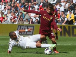 David Silva (d), del Manchester City, pelea por el control del esférico con Ashley Williams (i). EFE /