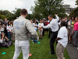 Foto de archivo de 2009 que muestra a Barack Obama con un sable láser de juguete, la imagen fue compartida por la Casa Blanca. ESPECIAL /