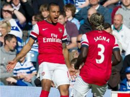 Walcott (i) anota el gol más rápido de la temporada. EFE /