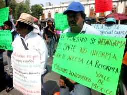 Durante el evento los profesores mostraron cartulinas con diversos mensajes que al final fueron pegadas en la puerta de la dependencia. SUN /