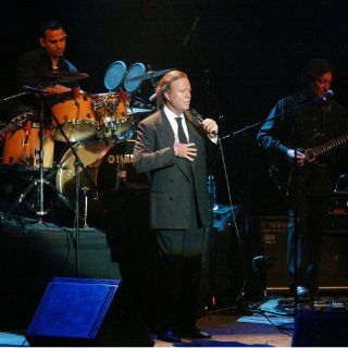 Ofrecen promoción para concierto de Julio Iglesias