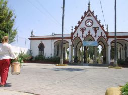 Como en cualquier parte de la ciudad, también carece de espacios en los panteones. ARCHIVO /