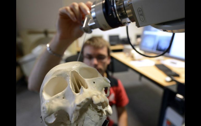 Las operaciones con el robot son similares a la laparoscopia, en que se usan instrumentos diminutos, introducidos en el cuerpo. ARCHIVO /