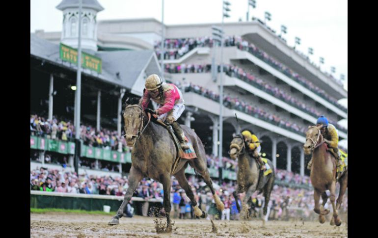 Orb se impuso por casi cuerpo y medio de ventaja a Golden Soul y Revolutionary, sus acompañantes en el podio. AP /