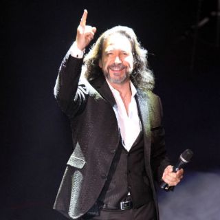 Fans disfrutan los éxitos de ayer y hoy de 'El Buki'