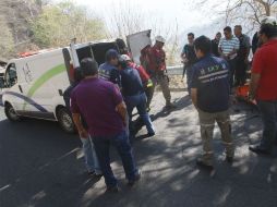 Personal del Instituto Jalisciense de Ciencias Forenses acudieron a realizar las primeras investigaciones del caso.  /