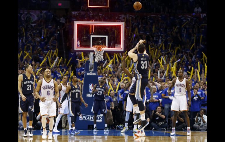 Gasol (33) trata de sacar un disparo a la canasta durante el partido. AP /