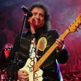 Alex Lora rinde homenaje a su madre