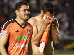 Los porteros de Querétaro, Sánchez y García, lloran el descenso de su equipo la noche de ayer. MEXSPORT /