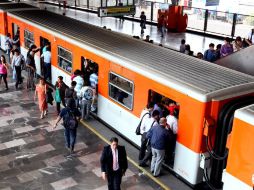 El suelo mexicano provoca hundimientos en el metro, por lo que ingenieros mexicanos inyectan un polímero debajo de las vías del tren. ARCHIVO /