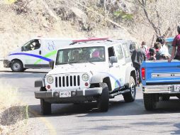 Los agentes de la Fiscalía Central pidieron la ayuda de bomberos zapopanos para rescatar el cuerpo de una víctima de un barranco. EL INFORMADOR /