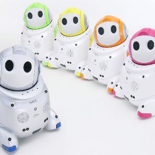 Presentan a PaPeRo, el robot amigable