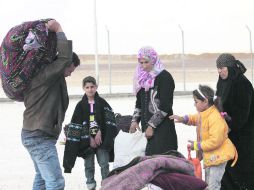 Huyen de la violencia. Una familia siria llega al campo de refugiados en Mrajeeb al-Fhood, in Zarqa, Jordania. AP /
