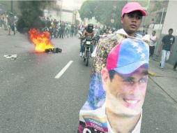 La inconformidad contra el oficialismo creció el 15 de abril, tras conocerse el cerrado triunfo de Maduro sobre Capriles. EFE /