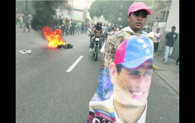 La inconformidad contra el oficialismo creció el 15 de abril, tras conocerse el cerrado triunfo de Maduro sobre Capriles. EFE /