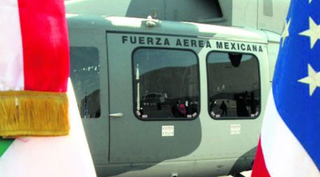 En la imagen, un helicóptero Belt de Estados Unidos es entregado a México en diciembre de 2009. ESPECIAL /