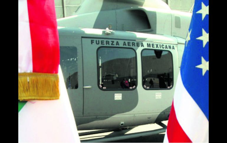 En la imagen, un helicóptero Belt de Estados Unidos es entregado a México en diciembre de 2009. ESPECIAL /