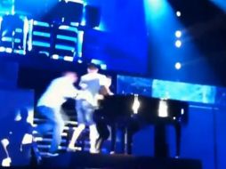 El fanático es detenido por el personal de seguridad. ESPECIAL /