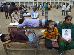 Familiares de los desaparecidos en el derrumbe de Bangladesh siguen con la búaqueda. El sado oficial del accidente es de 660 muertos. AP /