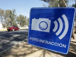 Monraz insiste en que el uso de micas provoca que se pierda la visibilidad en general de los números de una placa. ARCHIVO /