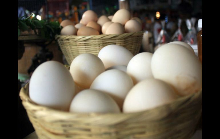 Las organizaciones vigilarán los precios a la venta del huevo y del pollo tanto en tiendas como en productores. ARCHIVO /